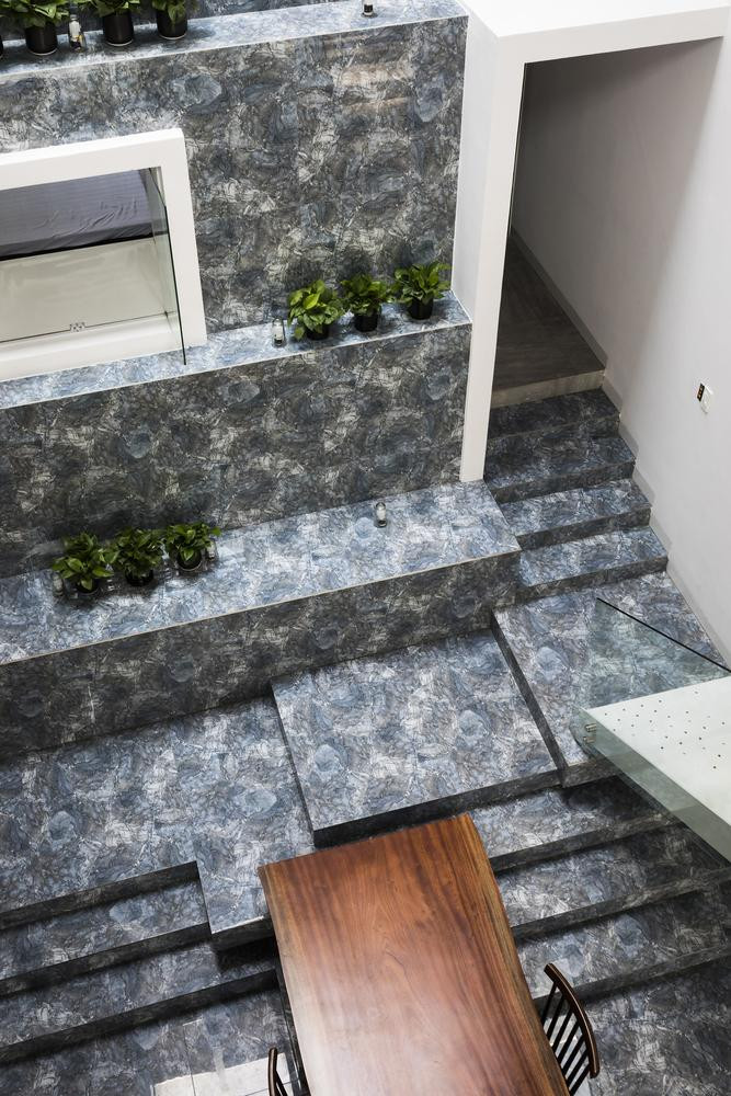 Từ phòng khách đi vào sẽ bắt gặp không gian bếp. Đây cũng chính là vùng đệm và khoảng thông tầng giữa nhà. Từ phòng khách đi vào sẽ bắt gặp không gian bếp. Đây cũng chính là vùng đệm và khoảng thông tầng giữa nhà.