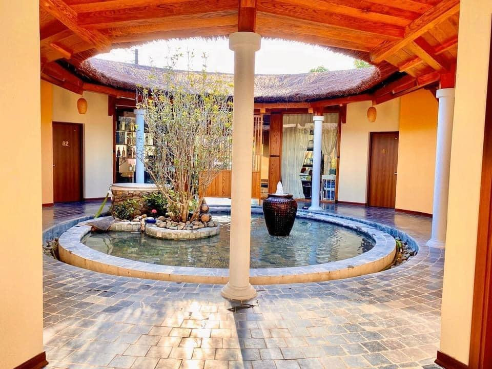 Bên cạnh phòng ngủ là bếp và phòng khách.