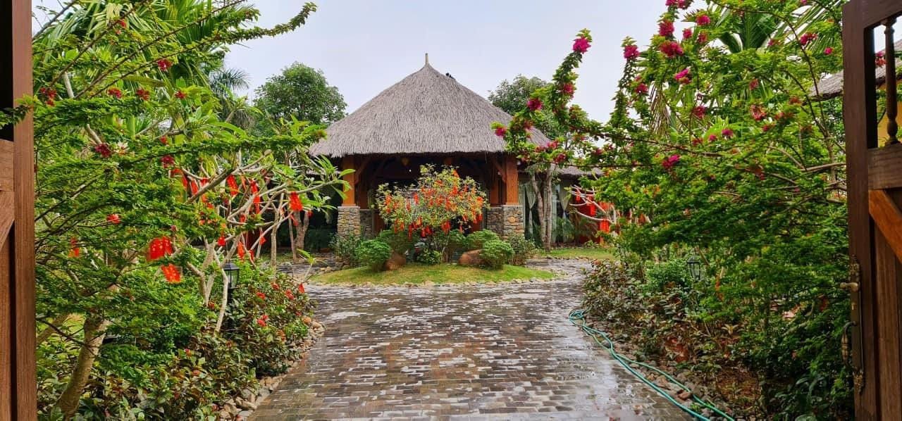 Để tạo sự thống nhất với khu nhà chính, nhà chòi để ngồi chơi cũng được lợp lá.