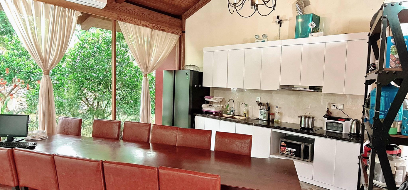 Phòng bếp ăn phục vụ cho khoảng 12 người. Do những ngày nghỉ dịch, gia đình phần lớn sống ở đây nên chị Thanh đầu tư nhiều thiết bị hiện đại, bao gồm cả lò nướng bánh.