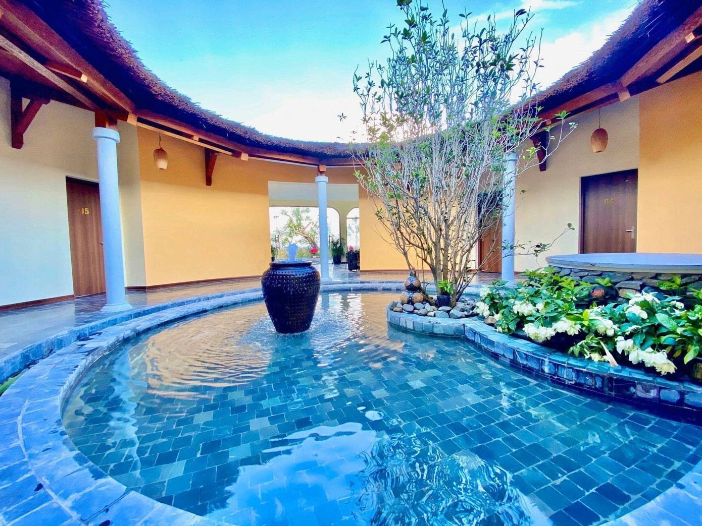 Phần chính của công trình là ngôi nhà với 6 phòng ngủ khép kín theo hình tròn, mái lợp lá bao quanh một bể nước điều hòa không khí có tiểu cảnh sinh động.