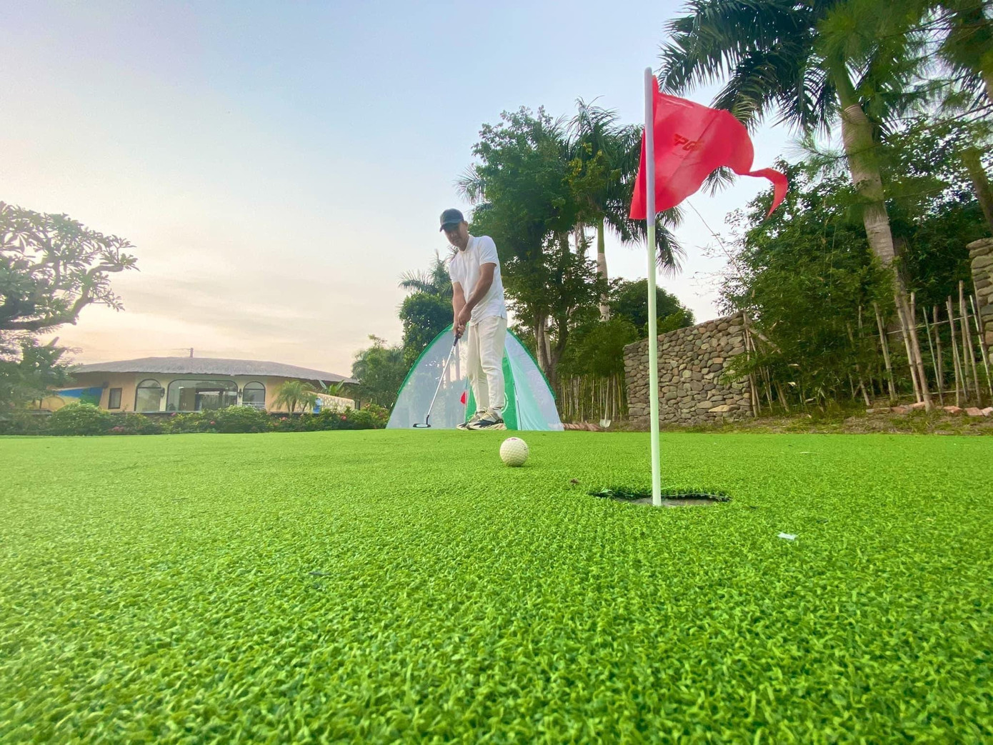 Sân golf phục vụ nhu cầu thể thao của ông xã chị Thanh.