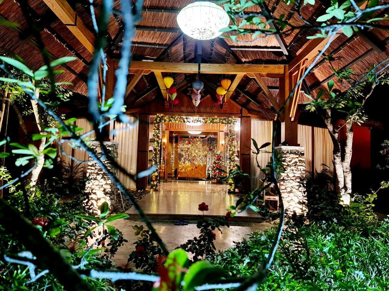 Các công trình phù trợ gồm bể bơi, phòng xông hơi, sân golf mini, sân vườn, cây ăn quả.