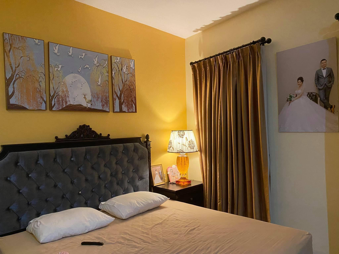 Phòng ngủ chính của hai vợ chồng thiết kế theo hơi hướng cổ điển. Trong phòng có thêm bàn trang điểm và kệ bày túi xách.