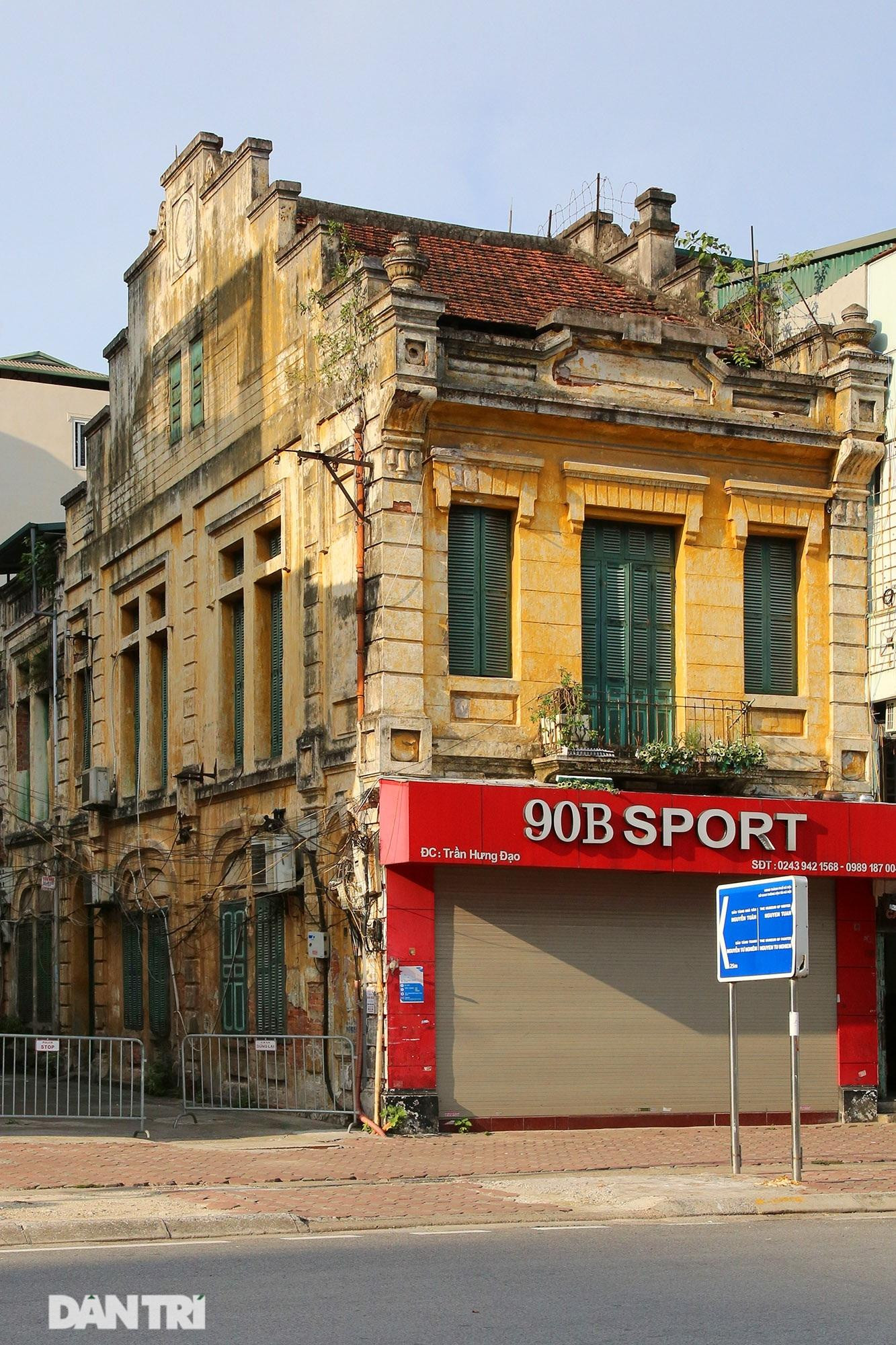 Ngôi nhà cổ số 90B Trần Hưng Đạo có kiểu kiến trúc cổ điển khá đẹp và có diện tích tổng thể rộng. Nhưng ở bên trong, ngôi nhà được chia thành nhiều căn hộ có diện tích nhỏ, khá chật chội. Ngôi nhà cổ số 90B Trần Hưng Đạo có kiểu kiến trúc cổ điển khá đẹp và có diện tích tổng thể rộng. Nhưng ở bên trong, ngôi nhà được chia thành nhiều căn hộ có diện tích nhỏ, khá chật chội.