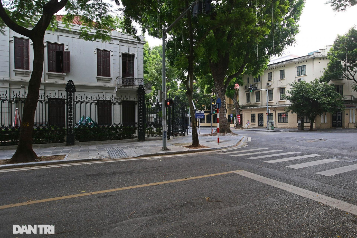 Quần thể kiến trúc cổ điển bao gồm nhà thờ Hàm Long và các ngôi nhà phố Ngô Thì Nhậm. Đây là khu vực khá tấp nập và nhiều phương tiện qua lại, ít khi được nhìn thấy kiến trúc phố trong không gian vắng vẻ. Quần thể kiến trúc cổ điển bao gồm nhà thờ Hàm Long và các ngôi nhà phố Ngô Thì Nhậm. Đây là khu vực khá tấp nập và nhiều phương tiện qua lại, ít khi được nhìn thấy kiến trúc phố trong không gian vắng vẻ.