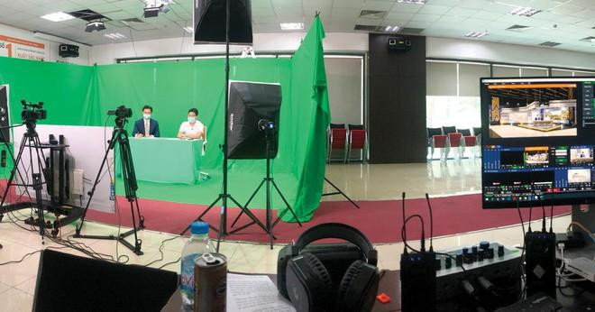 Trường quay kĩ thuật số với đầy đủ các thiết bị như máy quay phim, mixer, đèn chiếu sáng để phục vụ các hoạt động giao dịch nhà đất. (Ảnh: Việt Dương)