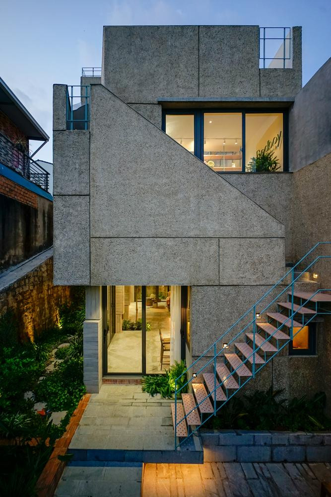 Đây là ngôi nhà ở kết hợp kinh doanh nhỏ rộng 160m2 ở Đà Lạt (Lâm Đồng) trên một khu đất có độ dốc thoải về phía thung lũng.