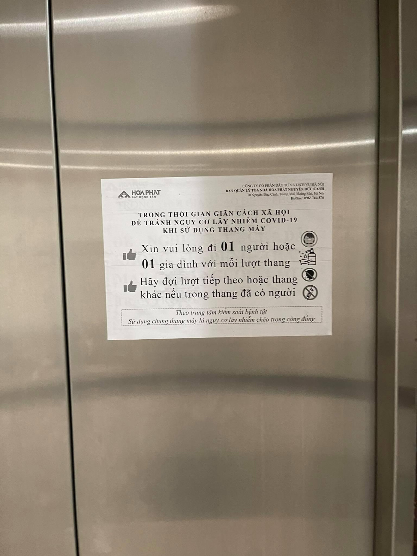 Để tránh nguy cơ lây nhiễm COVID -19 trong thời gian giãn cách xã hội, khu chung cư yêu cầu mỗi lượt thang máy chỉ 1 người hoặc 1 gia đình đi. (Ảnh: Bùi Sưởng)