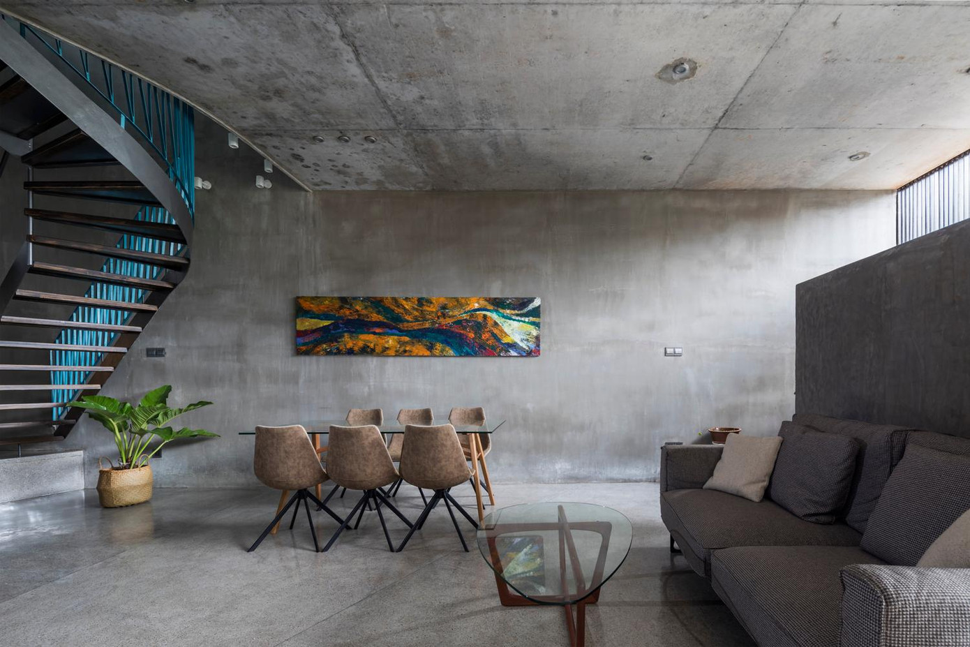 Việc di chuyển giữa các tầng sẽ thông qua cầu thang sắt có mặt bậc lưới thép để tầm nhìn giữa các tầng không bị giới hạn. Việc di chuyển giữa các tầng sẽ thông qua cầu thang sắt có mặt bậc lưới thép để tầm nhìn giữa các tầng không bị giới hạn.