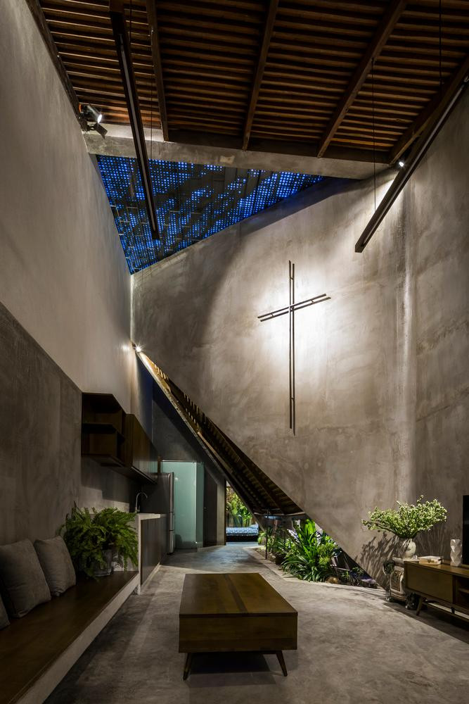 Từ phòng khách có thể nhìn ra khoảng sân vườn cũng như vào không gian bếp ở phía trong. Từ phòng khách có thể nhìn ra khoảng sân vườn cũng như vào không gian bếp ở phía trong.