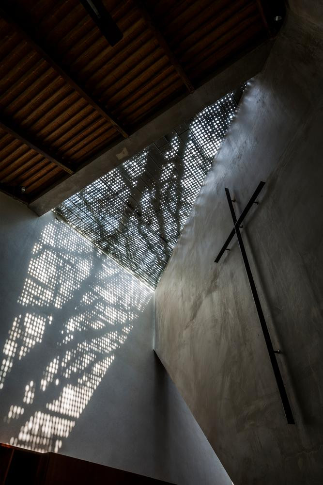 Qua vườn là mái hiên và không gian phòng khách được ngăn cách bởi một kệ sắt. Phòng khách được thiết kế vô cùng đơn giản, có giếng trời để lấy ánh sáng, trên tường có hình thánh giá tạo điểm nhấn. Từ phòng khách có thể nhìn ra khoảng sân vườn cũng như vào không gian bếp ở phía trong. Không gian bếp được ngăn cách bằng ánh sáng tự nhiên, kết hợp khu vườn nhỏ trồng một số loại rau để nấu nướng. Khu vườn nhỏ như một chiếc bẫy gió luân chuyển không khí cho ngôi nhà. Phòng ngủ được bố trí ở phía cuối nhà. Từ phòng ngủ, mở cửa sổ ra có thể tận hưởng sự mát mẻ của thiên nhiên. Qua vườn là mái hiên và không gian phòng khách được ngăn cách bởi một kệ sắt. Phòng khách được thiết kế vô cùng đơn giản, có giếng trời để lấy ánh sáng, trên tường có hình thánh giá tạo điểm nhấn. Từ phòng khách có thể nhìn ra khoảng sân vườn cũng như vào không gian bếp ở phía trong. Không gian bếp được ngăn cách bằng ánh sáng tự nhiên, kết hợp khu vườn nhỏ trồng một số loại rau để nấu nướng. Khu vườn nhỏ như một chiếc bẫy gió luân chuyển không khí cho ngôi nhà. Phòng ngủ được bố trí ở phía cuối nhà. Từ phòng ngủ, mở cửa sổ ra có thể tận hưởng sự mát mẻ của thiên nhiên.