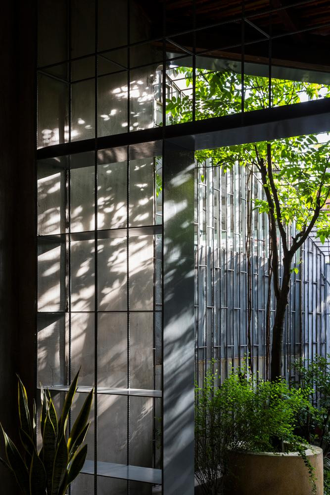 Khu vườn nhỏ như một chiếc bẫy gió luân chuyển không khí cho ngôi nhà. Phòng ngủ được bố trí ở phía cuối nhà. Từ phòng ngủ, mở cửa sổ ra có thể tận hưởng sự mát mẻ của thiên nhiên. Khu vườn nhỏ như một chiếc bẫy gió luân chuyển không khí cho ngôi nhà. Phòng ngủ được bố trí ở phía cuối nhà. Từ phòng ngủ, mở cửa sổ ra có thể tận hưởng sự mát mẻ của thiên nhiên.