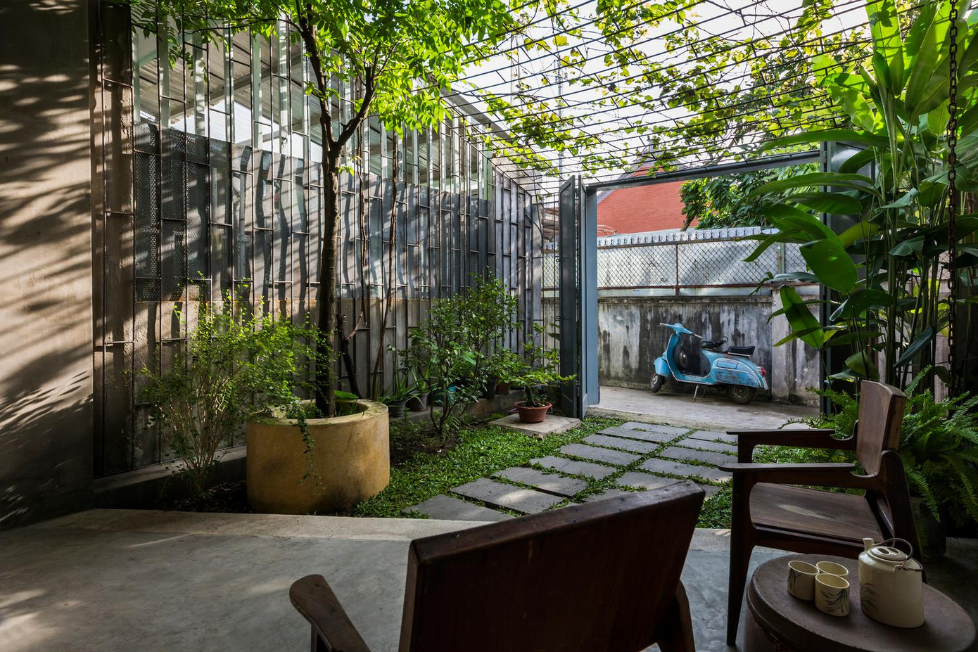 Điểm đặc biệt của ngôi nhà là cổng chính là cửa, do đó có thể coi ngôi nhà này không cửa. Từ cửa vào sẽ bắt gặp khoảng vườn xanh mát, hai bên lối đi trồng khế, chanh, chuối cảnh bên trên là giàn nho xanh mát. Điểm đặc biệt của ngôi nhà là cổng chính là cửa, do đó có thể coi ngôi nhà này không cửa. Từ cửa vào sẽ bắt gặp khoảng vườn xanh mát, hai bên lối đi trồng khế, chanh, chuối cảnh bên trên là giàn nho xanh mát.