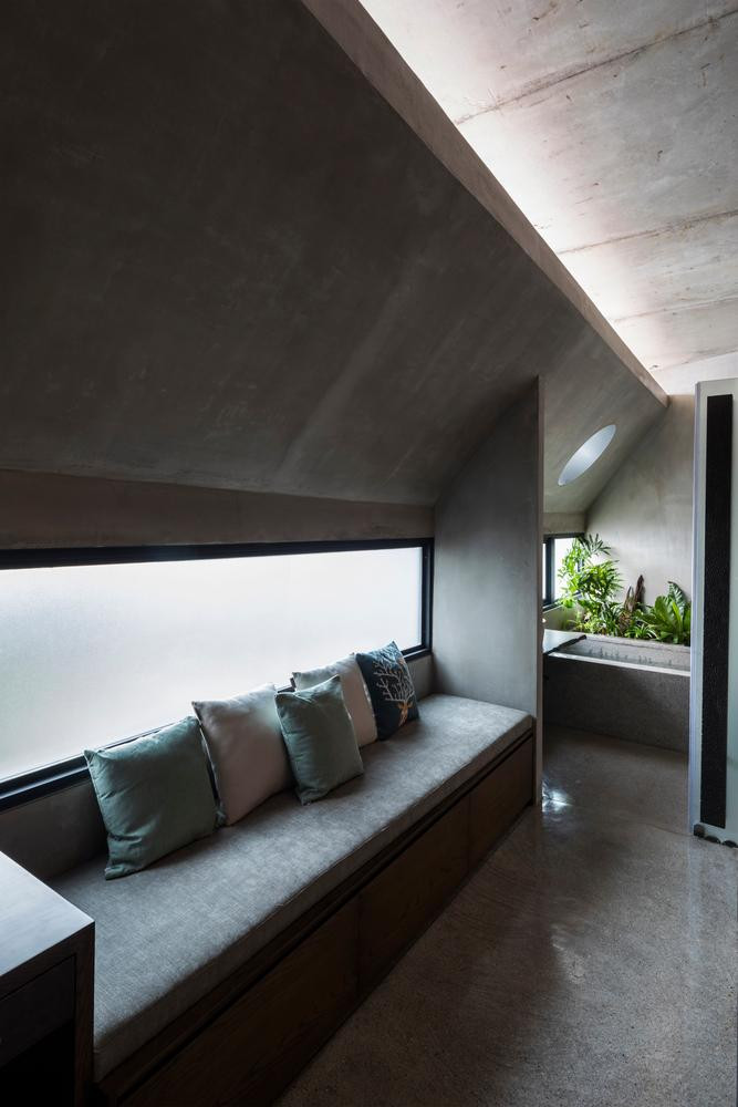 Tầng 2 là không gian phòng ngủ với nhiều tủ gỗ bày biện các đồ vật bằng sứ. Thay vì làm ban công thì tầng 2 xây kín mặt tiền và lắp kính cho các ô thoáng. Cạnh các ô thoáng này gia chủ bày biện bàn làm việc và ghế sofa để ngắm cảnh. Tầng 2 là không gian phòng ngủ với nhiều tủ gỗ bày biện các đồ vật bằng sứ. Thay vì làm ban công thì tầng 2 xây kín mặt tiền và lắp kính cho các ô thoáng. Cạnh các ô thoáng này gia chủ bày biện bàn làm việc và ghế sofa để ngắm cảnh.