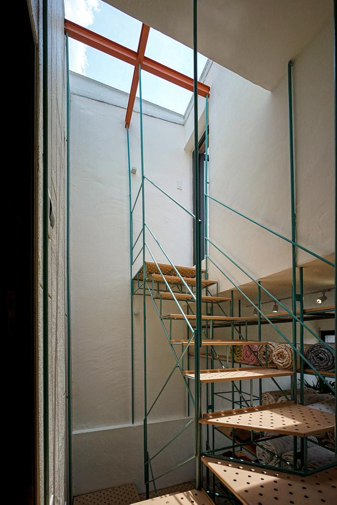 Bên cạnh việc là điểm nhấn quan trọng, cách sử dụng cấu trúc rỗng cho hệ thang cũng giúp khu giếng trời nhỏ có cảm giác thông thoáng hơn và lấy được ánh sáng dịu nhẹ xuống những không gian bên dưới.