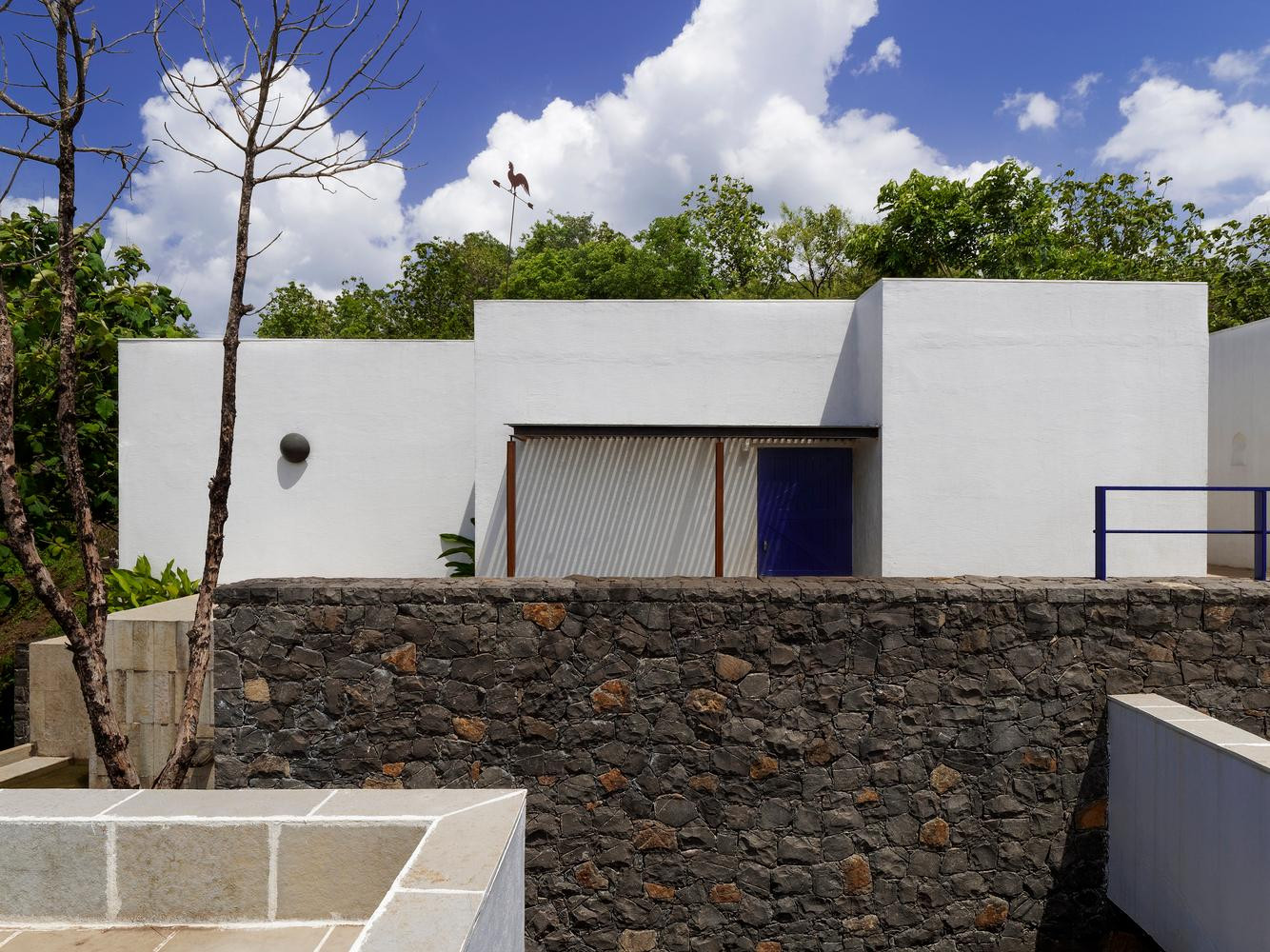 Khu đất xây dựng nằm ở vị trí thoai thoải hướng xuống hồ với độ dốc là 35 độ nên các kiến trúc sư quyết định chia ngôi nhà thành 3 tầng với 3 cấp độ. Các tầng sẽ liên kết với nhau bằng lối đi giống như đang xuống dốc.