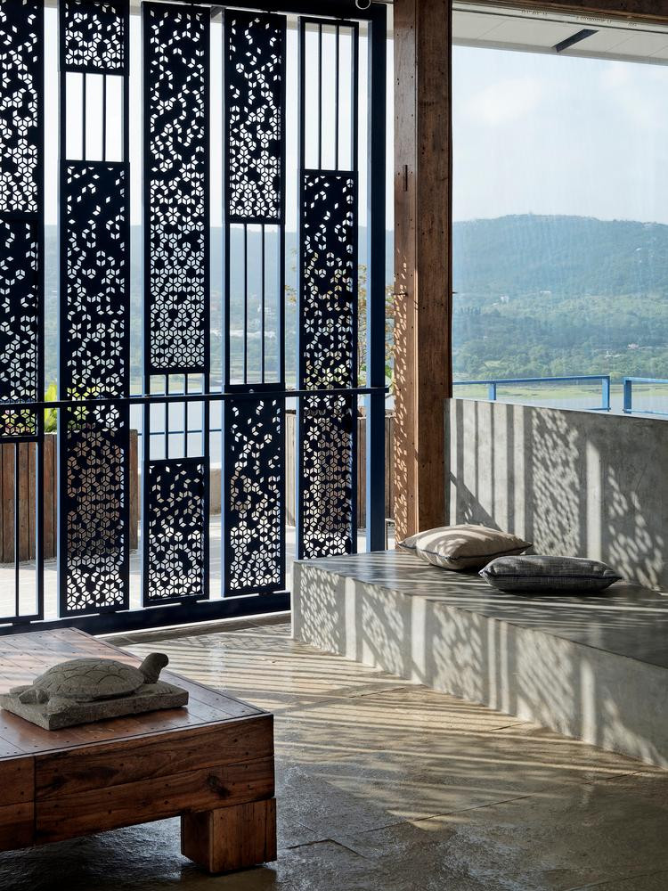 Trong khi cửa trượt bằng kính giúp tầm nhìn không bị cản trở thì các tấm lưới kim loại giúp cản bức xạ của ánh nắng mặt trời gay gắt và đảm bảo an ninh cho ngôi nhà.