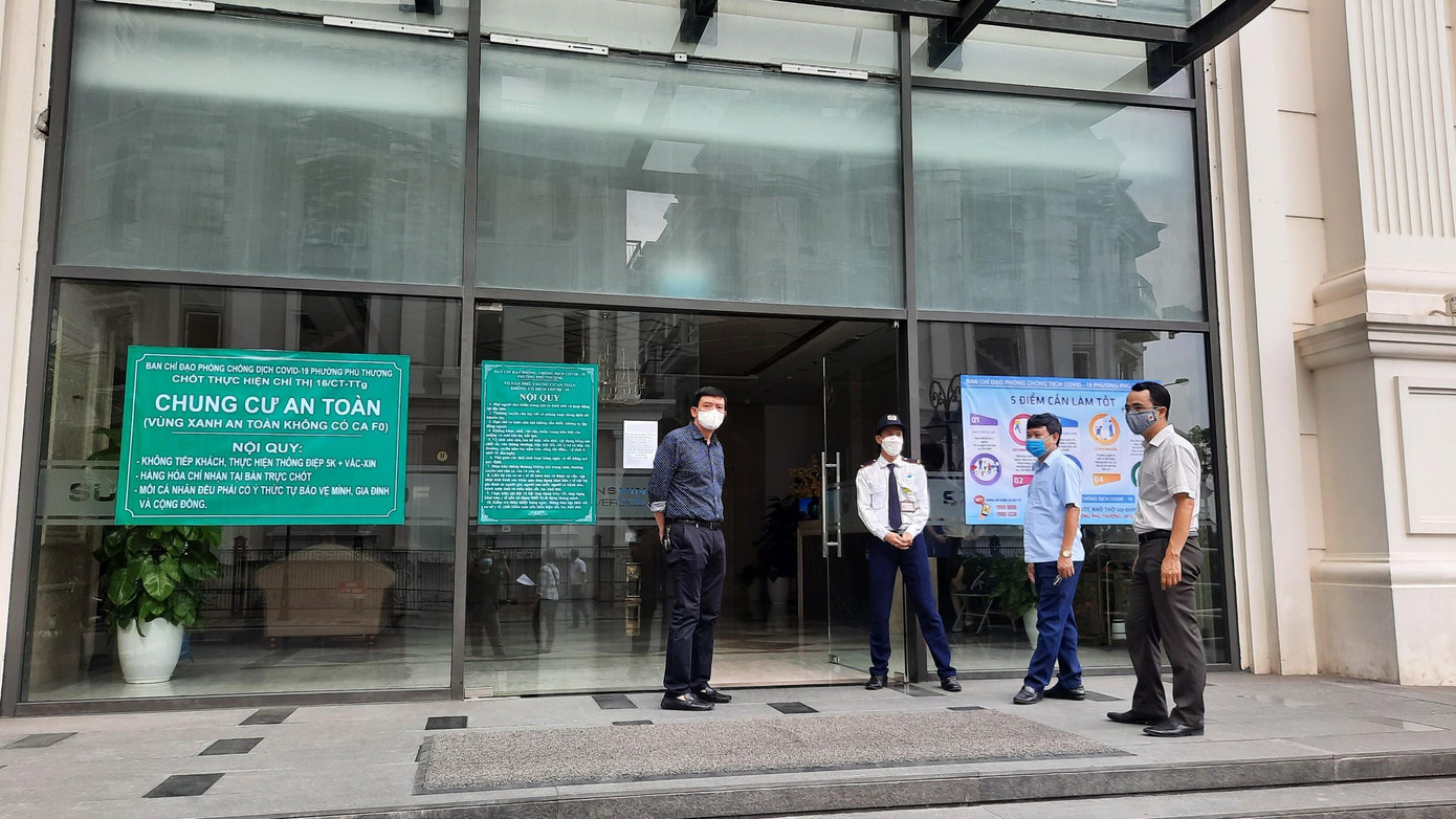 Trong hình là “vùng xanh” ở chung cư Sunshine Riverside ở phường Phú Thượng (quận Tây Hồ). Được biết, phường Phú Thượng đã triển khai kế hoạch thực hiện chốt bảo vệ “vùng xanh an toàn”, phương án thực hiện “vùng xanh an toàn”; bản đăng ký thực hiện “Chung cư an toàn”, “Tổ dân phố an toàn”; bản cam kết tới từng hộ dân; lập 34 chốt trong đó có 25 khu chung cư “Xanh - An toàn”, giao Bí thư Chi bộ trực tiếp làm Chốt trưởng. (Ảnh: Ngọc Anh)