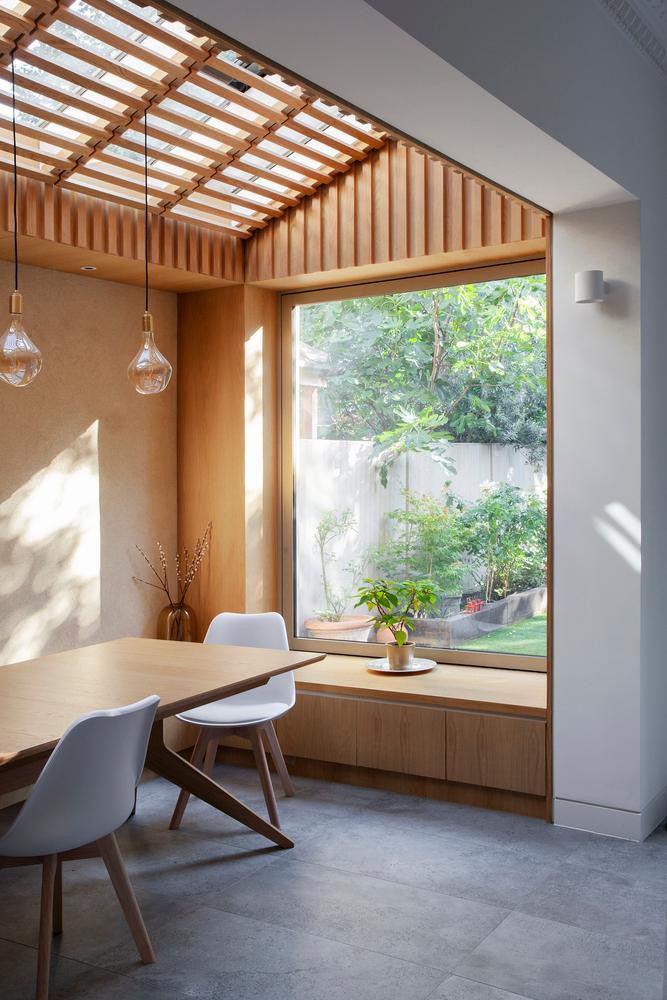 Để mở rộng không gian và tăng thêm sự kết nối của ngôi nhà, các kiến trúc sư đã đập bỏ bức tường ngăn cách giữa phòng khách và bếp. Họ chuyển bếp vào khu vực phòng khách trước đây và hạ thấp sàn nhà để tạo ra mức độ liền mạch giữa ngôi nhà và khu vườn. Để mở rộng không gian và tăng thêm sự kết nối của ngôi nhà, các kiến trúc sư đã đập bỏ bức tường ngăn cách giữa phòng khách và bếp. Họ chuyển bếp vào khu vực phòng khách trước đây và hạ thấp sàn nhà để tạo ra mức độ liền mạch giữa ngôi nhà và khu vườn.