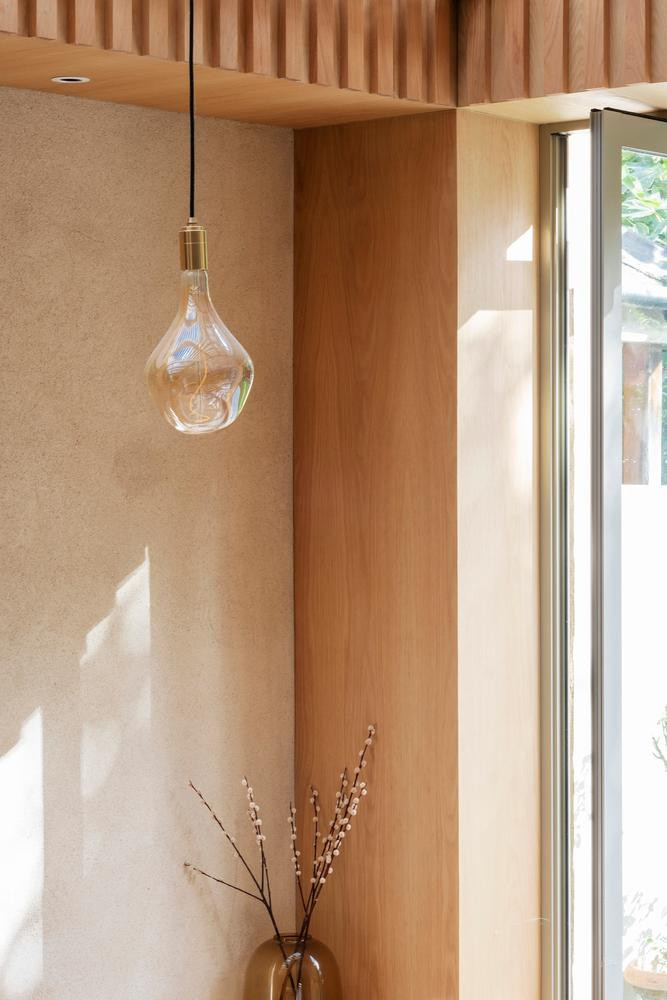 Khu vực phòng ăn vừa được mở rộng sử dụng các tấm gỗ sồi làm lớp lót xung quanh các bức tường. Khu vực phòng ăn vừa được mở rộng sử dụng các tấm gỗ sồi làm lớp lót xung quanh các bức tường.