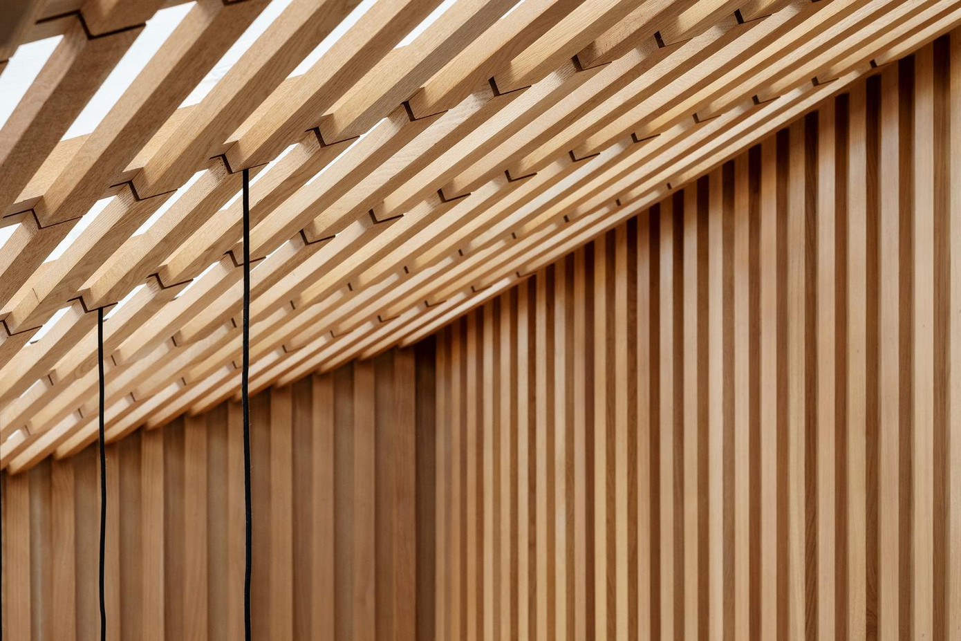 Phần mái của khu vực phòng ăn được thay thế hoàn toàn bằng kính có thể mở ra đóng vào để mang lại nhiều ánh sáng nhất vào không gian, bao gồm cả đèn mái mở bằng điện để thông gió. Để đảm bảo sự riêng tư của phòng ăn khỏi cửa sổ phía trên của hàng xóm, các kiến trúc sư đã thiết kế một loạt các cửa sổ làm bằng gỗ sồi để lót mặt dưới của mái nhà. Phần mái của khu vực phòng ăn được thay thế hoàn toàn bằng kính có thể mở ra đóng vào để mang lại nhiều ánh sáng nhất vào không gian, bao gồm cả đèn mái mở bằng điện để thông gió. Để đảm bảo sự riêng tư của phòng ăn khỏi cửa sổ phía trên của hàng xóm, các kiến trúc sư đã thiết kế một loạt các cửa sổ làm bằng gỗ sồi để lót mặt dưới của mái nhà.