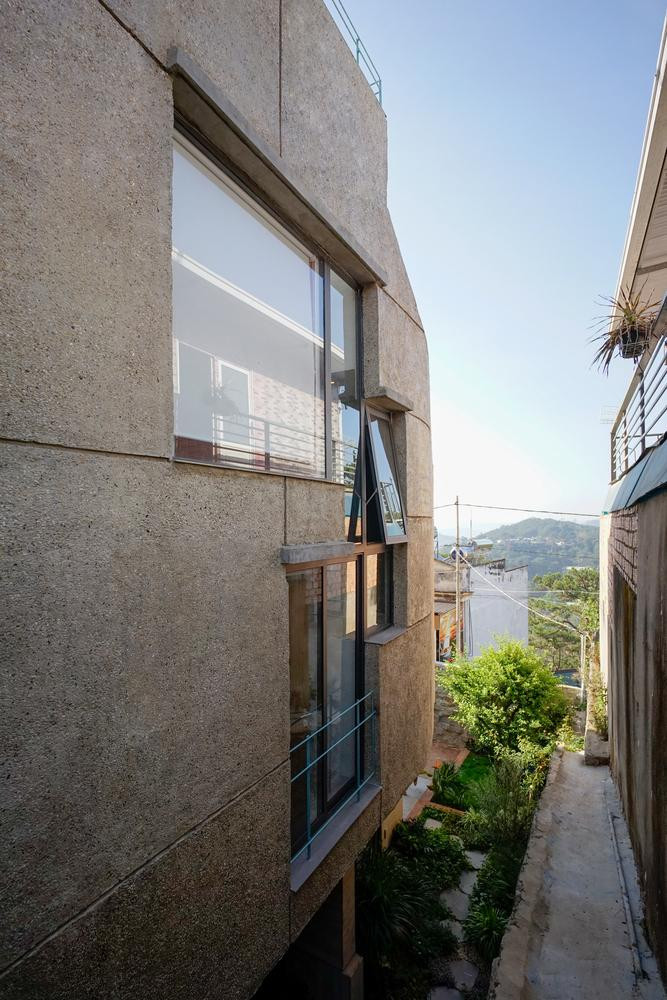 Khu đất có ba kè đá hiện trạng bao quanh cùng với mặt nền dốc nhẹ về hướng thung lũng, do đó các kiến trúc sư muốn tận dụng ưu thế địa hình để giảm bớt chi phí san lấp, đồng thời nâng cao không gian sử dụng ở tầng trên nhằm tận dụng góc nhìn đẹp về phía thung lũng.