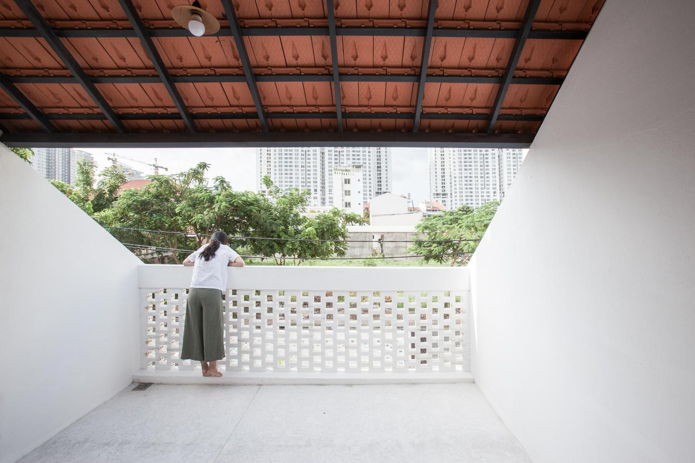 Trên tầng 2 có khoảng ban công rộng nhô ra, vừa để lấy gió, ánh sáng vừa tạo điểm nhấn cho mặt tiền.