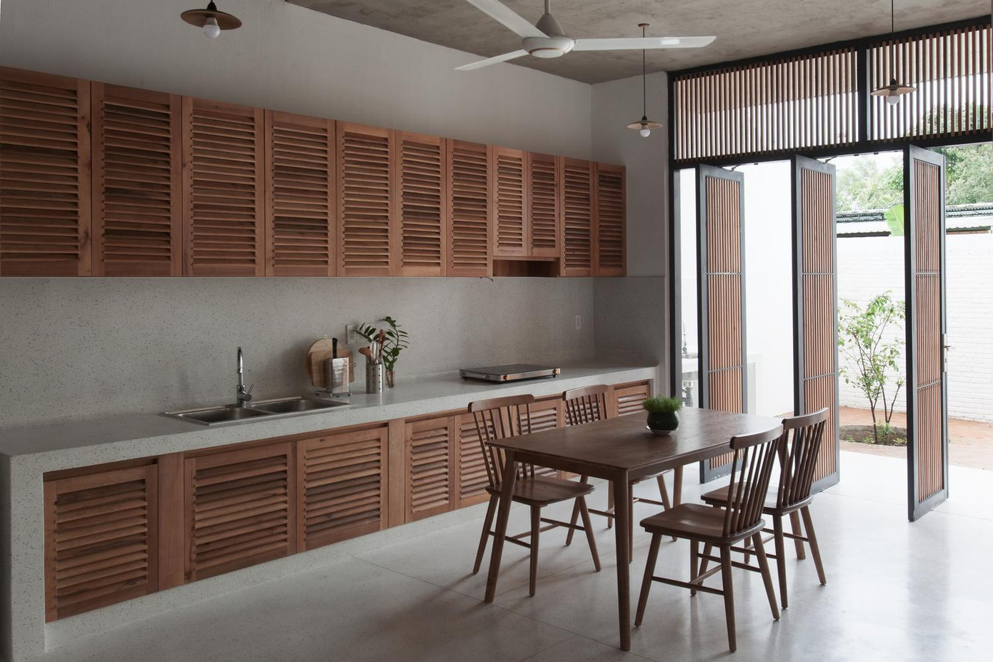 Ngôi nhà có hai cửa ở tầng trệt, cho phép ánh sáng và không khí lưu thông tự nhiên trong nhà. Đây là nơi bày bàn ăn và phòng bếp lớn.