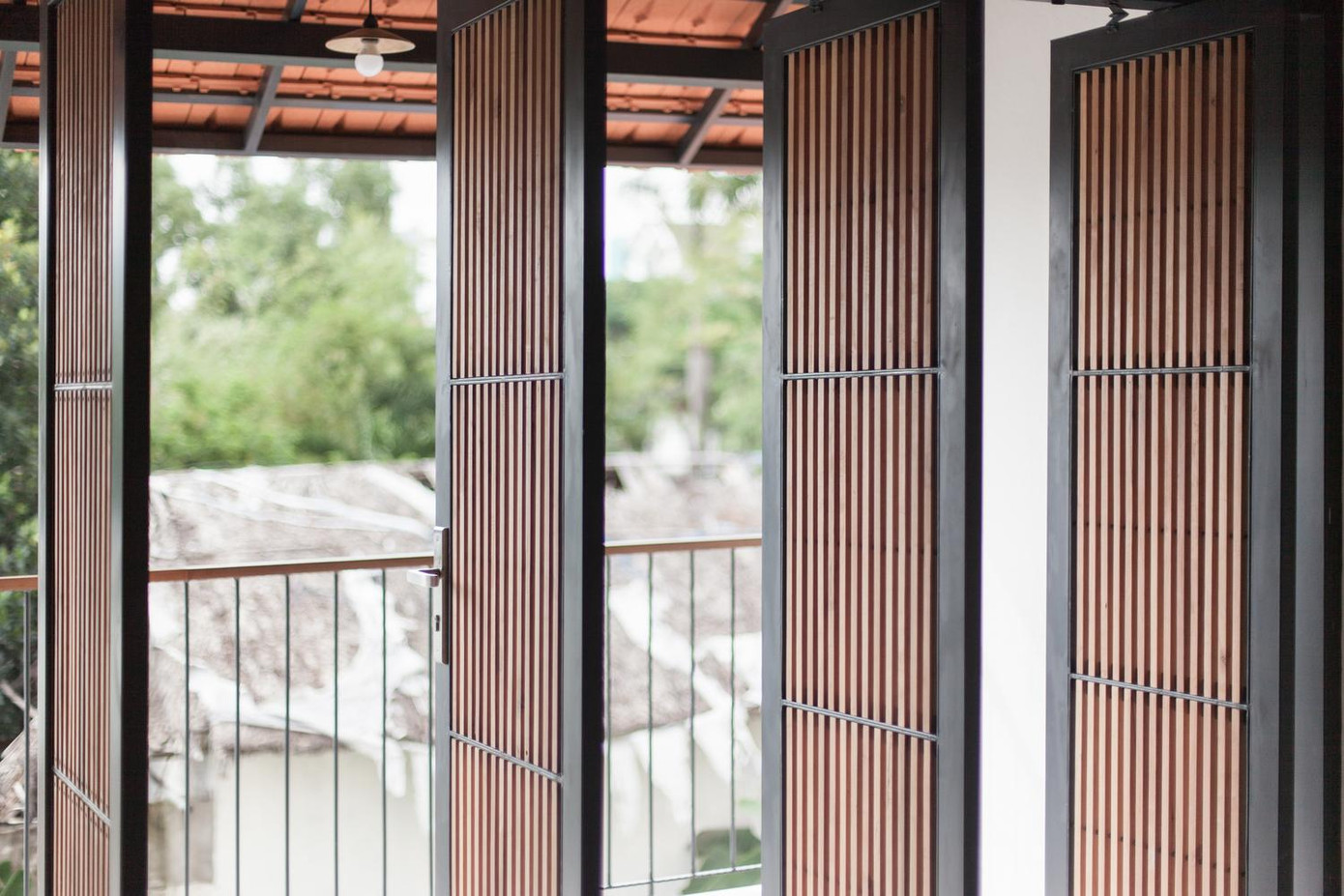 Hệ thống cửa cuốn cải thiện sự chuyển động nhịp nhàng của hệ thống thông gió trong toàn bộ ngôi nhà.