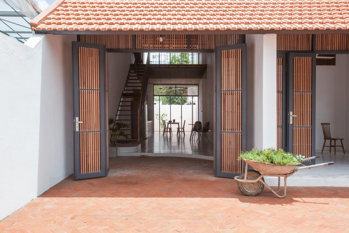 Ngói được làm từ đất nung, một loại vật liệu gắn liền với ký ức của nhiều thế hệ gia đình, nó đã trở thành đại diện cho hình ảnh về ngôi nhà truyền thống của người Việt.