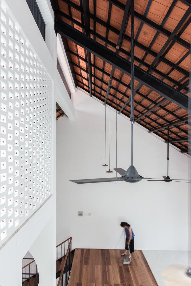 Bằng cách sử dụng hình thức mái dốc của ngôi nhà truyền thống và phòng thông tầng cho phép ánh sáng và gió tràn vào điểm cao nhất của mái nhà.