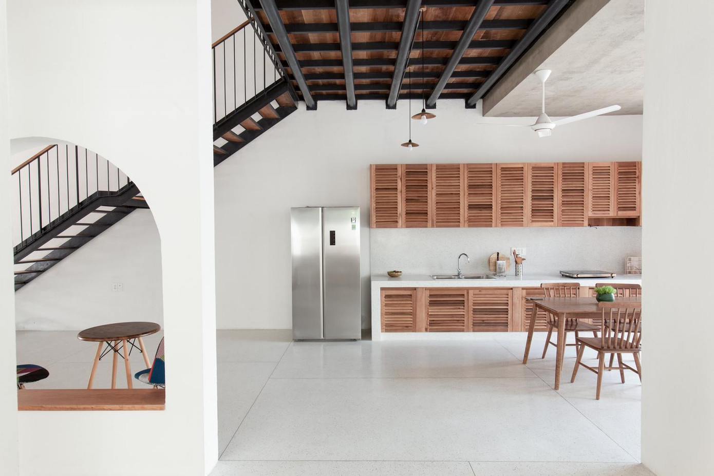 Ngôi nhà sử dụng màu trắng làm tông ngoại thất chủ đạo, kết hợp với đồ nội thất gỗ trùng màu với ngói đất nung. Không gian tầng 2.