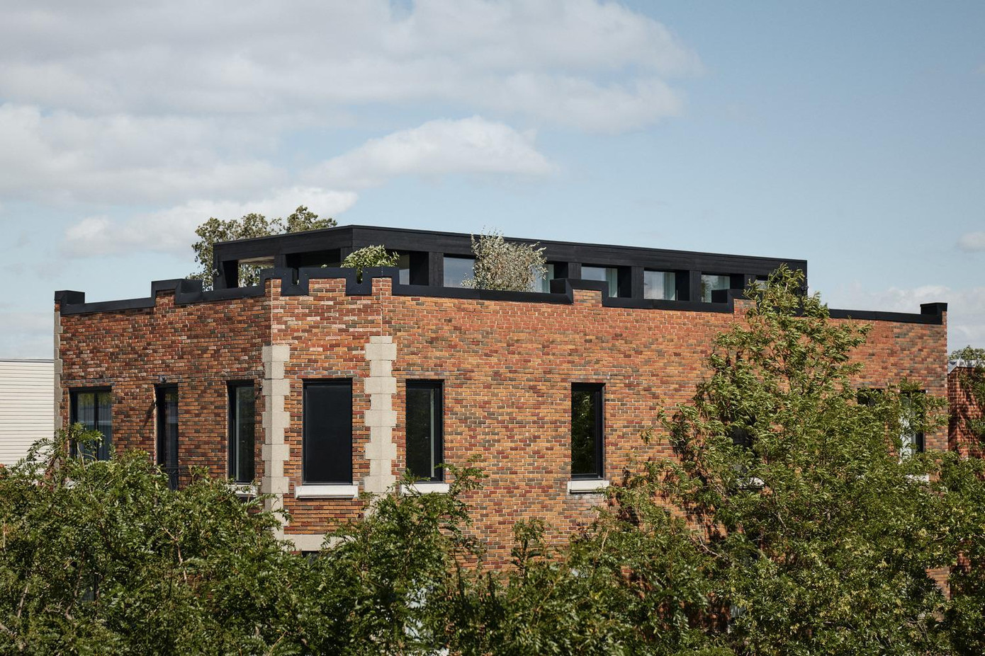 'Residence alma' của Telier Barda là một dự án cải tạo toàn bộ tòa nhà ba tầng có từ thế kỷ XX ở Montreal (Canada) nhưng phải giữ nguyên mặt tiền hiện có của nó. Do đó các kiến trúc cố gắng tôn trọng lịch sử của ngôi nhà, chỉ tiến hành thay đổi và củng cố một số điểm mới tiện dụng hơn; trong đó tâm điểm của ngôi nhà là khoảng sân ngoài trời để tạo thêm mảng xanh, giúp cho nội thất mềm mại và trang nhã hơn. 'Residence alma' của Telier Barda là một dự án cải tạo toàn bộ tòa nhà ba tầng có từ thế kỷ XX ở Montreal (Canada) nhưng phải giữ nguyên mặt tiền hiện có của nó. Do đó các kiến trúc cố gắng tôn trọng lịch sử của ngôi nhà, chỉ tiến hành thay đổi và củng cố một số điểm mới tiện dụng hơn; trong đó tâm điểm của ngôi nhà là khoảng sân ngoài trời để tạo thêm mảng xanh, giúp cho nội thất mềm mại và trang nhã hơn.