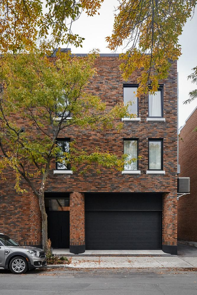 Để tôn trọng mặt tiền của ngôi nhà, kiến trúc sư chỉ thực hiện những thay đổi tinh tế đối với các yếu tố hiện có để chuyển ngôi nhà từ quá khứ sang hiện tại. Họ đã rút ruột hoàn toàn nội thất hiện có của ngôi nhà và bắt tay vào thiết kế lại từ đầu. Để tôn trọng mặt tiền của ngôi nhà, kiến trúc sư chỉ thực hiện những thay đổi tinh tế đối với các yếu tố hiện có để chuyển ngôi nhà từ quá khứ sang hiện tại. Họ đã rút ruột hoàn toàn nội thất hiện có của ngôi nhà và bắt tay vào thiết kế lại từ đầu.