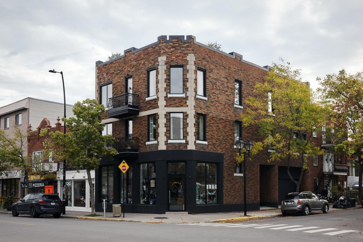 Một phần của không gian thương mại tại tầng 1 được giữ nguyên, nhưng giảm một nửa diện tích. Lối vào ban đầu của các căn hộ đã được di dời từ đại lộ thương mại chính sang đường phụ của khu dân cư cùng với một nhà để xe mới, giúp khách hàng có thể tiếp cận nơi ở kín đáo hơn. Để tối đa hóa tầm nhìn đồng thời tuân thủ các quy tắc và quy định xây dựng nghiêm ngặt, các kiến trúc sư đã nén chiều cao trần trước đó, thiết lập các tấm sàn mới và tạo ra một tầng thứ tư dưới dạng một gác lửng trên tầng thượng. Một phần của không gian thương mại tại tầng 1 được giữ nguyên, nhưng giảm một nửa diện tích. Lối vào ban đầu của các căn hộ đã được di dời từ đại lộ thương mại chính sang đường phụ của khu dân cư cùng với một nhà để xe mới, giúp khách hàng có thể tiếp cận nơi ở kín đáo hơn. Để tối đa hóa tầm nhìn đồng thời tuân thủ các quy tắc và quy định xây dựng nghiêm ngặt, các kiến trúc sư đã nén chiều cao trần trước đó, thiết lập các tấm sàn mới và tạo ra một tầng thứ tư dưới dạng một gác lửng trên tầng thượng.