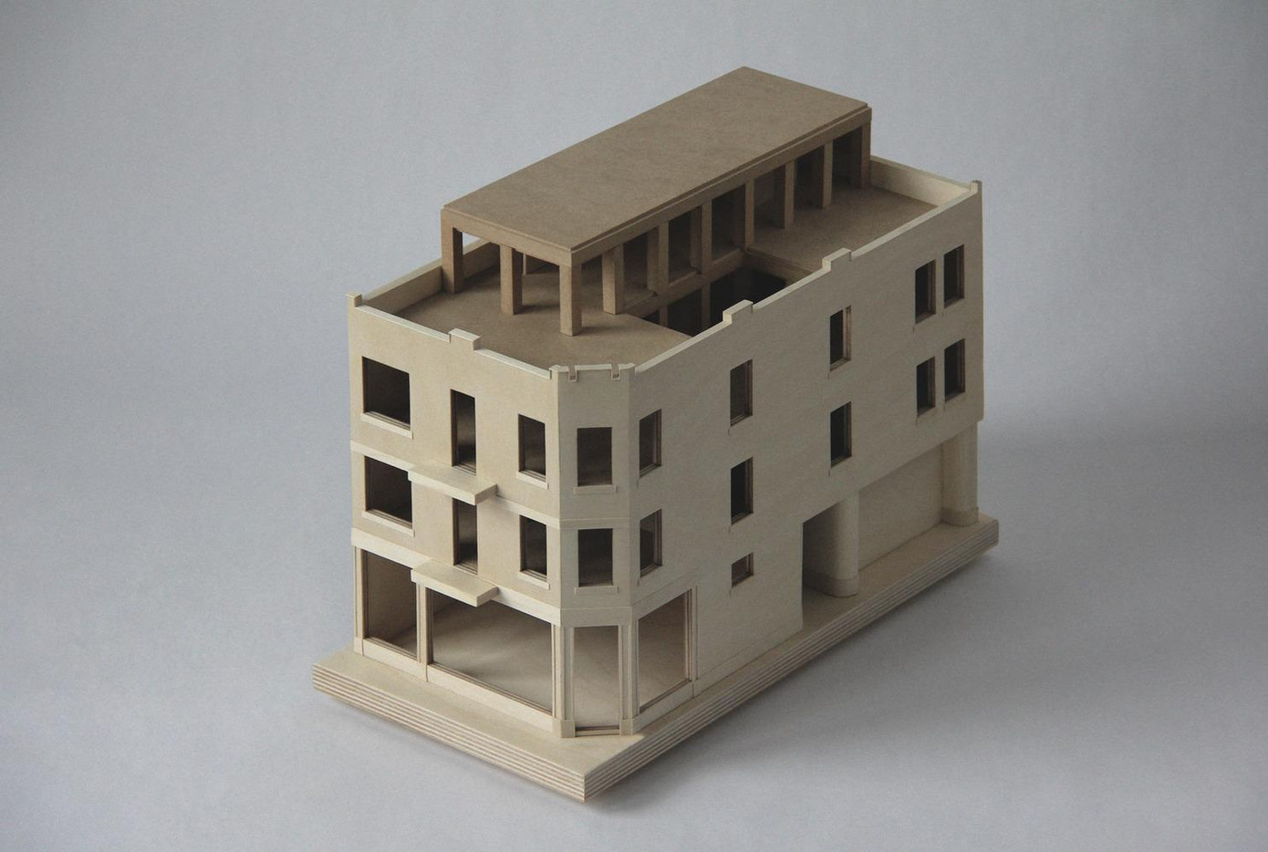 Tầng lửng nằm trên sân thượng,nó khép kín hoàn toàn, có nhà bếp và phòng ăn chính, từ đây có thể mở ra một sân vườn trồng rau ở một đầu, và một mái hiên phục vụ việc ăn uống và hoạt động thư giãn ngoài trời. Tầng lửng nằm trên sân thượng,nó khép kín hoàn toàn, có nhà bếp và phòng ăn chính, từ đây có thể mở ra một sân vườn trồng rau ở một đầu, và một mái hiên phục vụ việc ăn uống và hoạt động thư giãn ngoài trời.