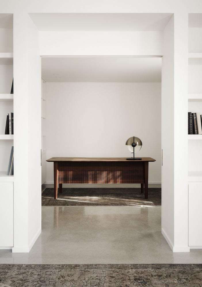 Họ cũng làm việc với các thợ đá để chế tạo tùy chỉnh bàn trang điểm và chậu rửa bằng đá mài màu đen cho phòng tắm chính. Sàn gạch nung màu đen của phòng tắm mở rộng liền mạch với vòi hoa sen, mang đến sự liên tục về mặt hình ảnh khi mở rộng sàn gỗ của phòng ngủ chính đến tấm ốp của khu vực thay quần áo. Họ cũng làm việc với các thợ đá để chế tạo tùy chỉnh bàn trang điểm và chậu rửa bằng đá mài màu đen cho phòng tắm chính. Sàn gạch nung màu đen của phòng tắm mở rộng liền mạch với vòi hoa sen, mang đến sự liên tục về mặt hình ảnh khi mở rộng sàn gỗ của phòng ngủ chính đến tấm ốp của khu vực thay quần áo.