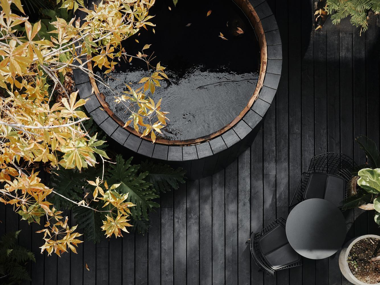 Ở đây còn có một bộ bàn ghế để tiếp khách và bồn ngâm kiểu Nhật Bản. Các kiến trúc sư cho biết, sân trong thực sự làm nổi bật không gian, đồng thời tạo ra một khu vực ngoài trời rất riêng tư cho khách hàng. “Nó cũng cho phép chúng tôi đưa ánh sáng dồi dào vào lõi của tòa nhà”. Ở đây còn có một bộ bàn ghế để tiếp khách và bồn ngâm kiểu Nhật Bản. Các kiến trúc sư cho biết, sân trong thực sự làm nổi bật không gian, đồng thời tạo ra một khu vực ngoài trời rất riêng tư cho khách hàng. “Nó cũng cho phép chúng tôi đưa ánh sáng dồi dào vào lõi của tòa nhà”.