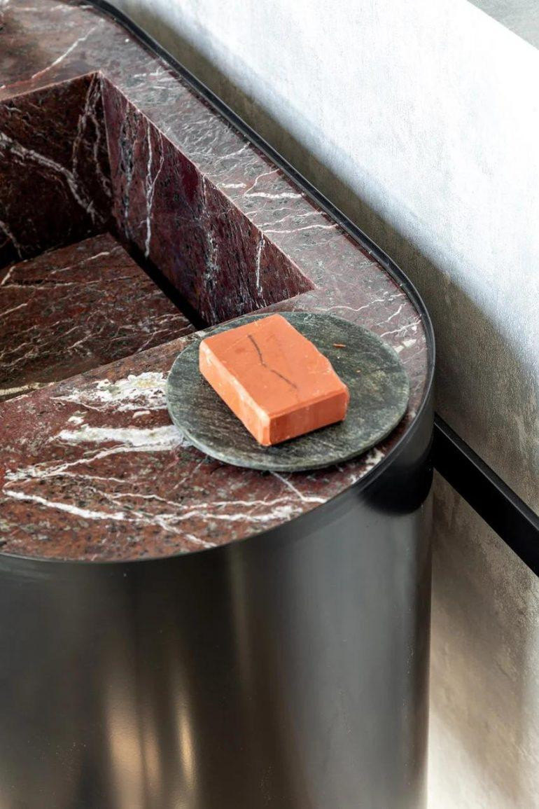 Trên tầng hai, một nhà vệ sinh với quầy đá cẩm thạch rosso lepanto màu đỏ lộng lẫy được đặt làm riêng theo cấu trúc thép nổi do chính rogério gurgel và caio d'alfonso thiết kế. Trên tầng hai, một nhà vệ sinh với quầy đá cẩm thạch rosso lepanto màu đỏ lộng lẫy được đặt làm riêng theo cấu trúc thép nổi do chính rogério gurgel và caio d'alfonso thiết kế.