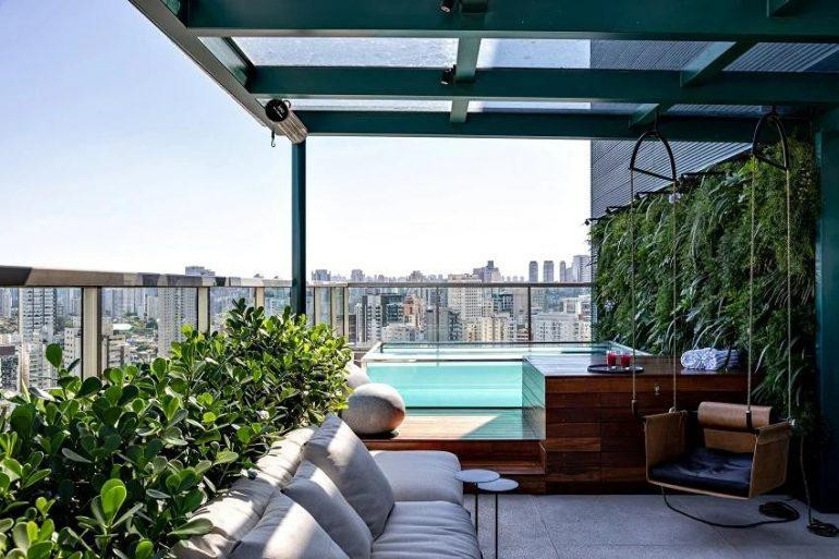 Bên cạnh bể bơi là khu vườn thẳng đứng, tạo sự thân thiện với môi trường. Cách đó không xa là khu vực nấu ăn với mặt bàn bằng đá bazan Brazil. Tất cả các yếu tố này khiến tầng thượng trở thành không gian lý tưởng để ngắm nhìn đường chân trời của thành phố. Bên cạnh bể bơi là khu vườn thẳng đứng, tạo sự thân thiện với môi trường. Cách đó không xa là khu vực nấu ăn với mặt bàn bằng đá bazan Brazil. Tất cả các yếu tố này khiến tầng thượng trở thành không gian lý tưởng để ngắm nhìn đường chân trời của thành phố.