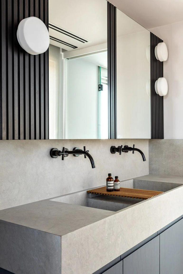 Trong phòng tắm kiến trúc sư bố trí một khối đá vôi màu xám giống như spa tạo cảm giác thư giãn cho người ở. Trong phòng tắm kiến trúc sư bố trí một khối đá vôi màu xám giống như spa tạo cảm giác thư giãn cho người ở.