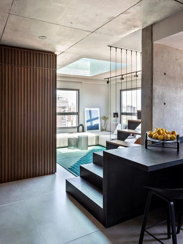 Bể bơi được các kiến trúc sư ví như một chiếc giếng trời vì nó có tác dụng làm căn hộ thoáng mát và tràn ngập ánh sáng. Bể bơi được các kiến trúc sư ví như một chiếc giếng trời vì nó có tác dụng làm căn hộ thoáng mát và tràn ngập ánh sáng.