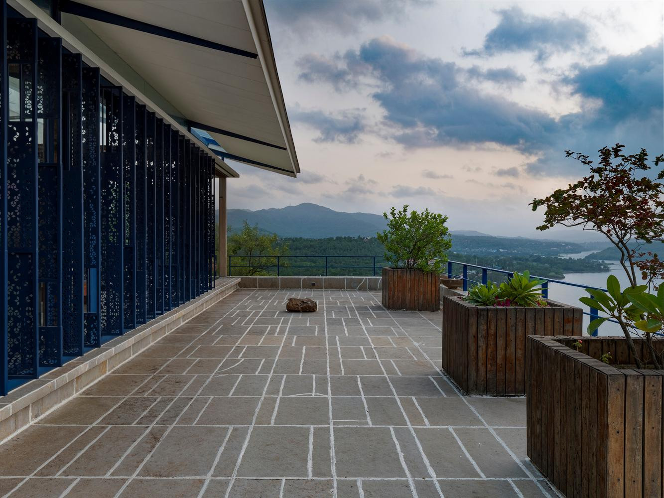 Do ngôi nhà nằm ở khu vực có lượng mưa lớn nên mái nhà được thiết kế dạng dốc.