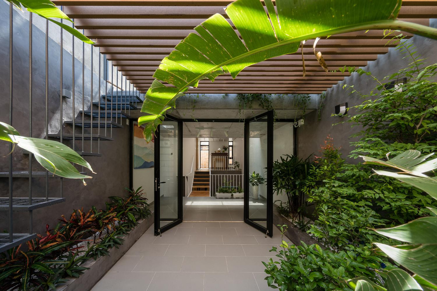 Lớp thứ hai là không gian đệm với sân vườn, ban công, thông tầng. Lớp thứ hai là không gian đệm với sân vườn, ban công, thông tầng.