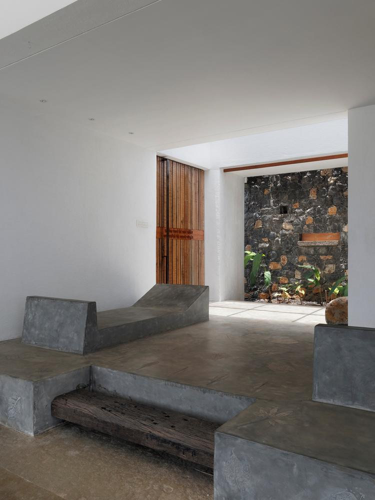 Tầng dưới cùng của ngôi nhà bao gồm một phòng ngủ khác và không gian hiên bán mở.