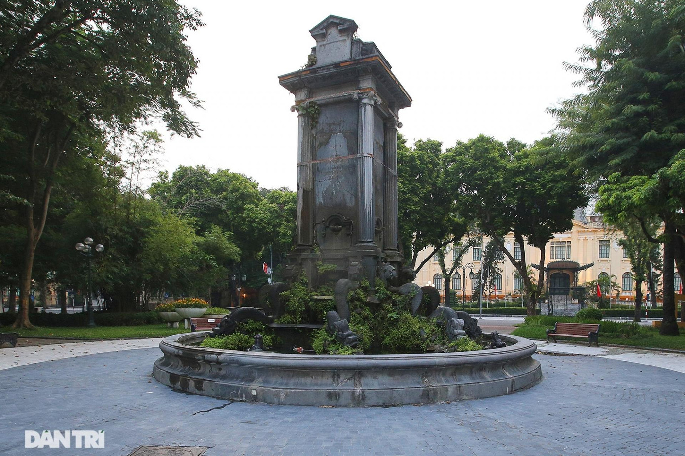 Công trình đài phun nước tại vườn hoa con cóc (vườn hoa Diên Hồng) với lịch sử 120 năm tuổi trên phố Ngô Quyền (quận Hoàn Kiếm), là sự kết hợp giữa kiến trúc phương Đông và phương Tây. Hiện tại có nguy cơ nghiêng đổ khi phải quấn đai thép bảo vệ. Công trình đài phun nước tại vườn hoa con cóc (vườn hoa Diên Hồng) với lịch sử 120 năm tuổi trên phố Ngô Quyền (quận Hoàn Kiếm), là sự kết hợp giữa kiến trúc phương Đông và phương Tây. Hiện tại có nguy cơ nghiêng đổ khi phải quấn đai thép bảo vệ.