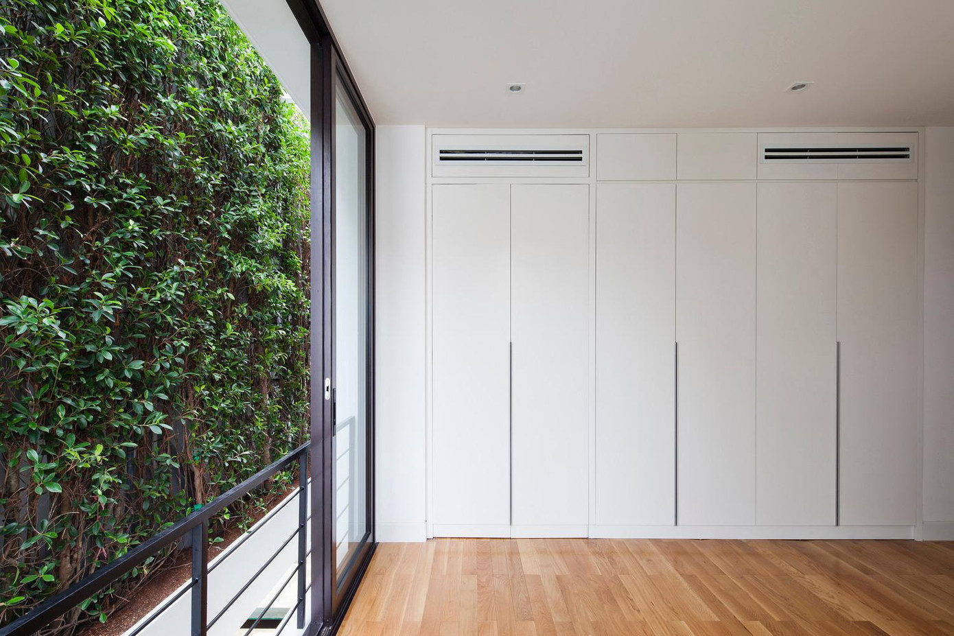 Công trình có những bức tường thực vật, giúp tầm nhìn cả từ bên ngoài lẫn bên trong đều ấn tượng.