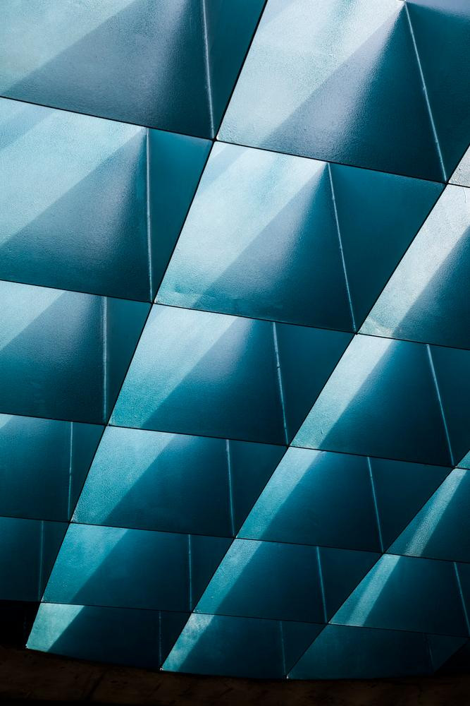 Điểm nhấn đặc biệt của ngôi nhà là trần tầng 3 có khoảng mở hình tròn lớn bằng gạch kính lấy sáng màu xanh dương. Điều này tạo cảm giác như bầu trời đang ở trong nhà. Điểm nhấn đặc biệt của ngôi nhà là trần tầng 3 có khoảng mở hình tròn lớn bằng gạch kính lấy sáng màu xanh dương. Điều này tạo cảm giác như bầu trời đang ở trong nhà.