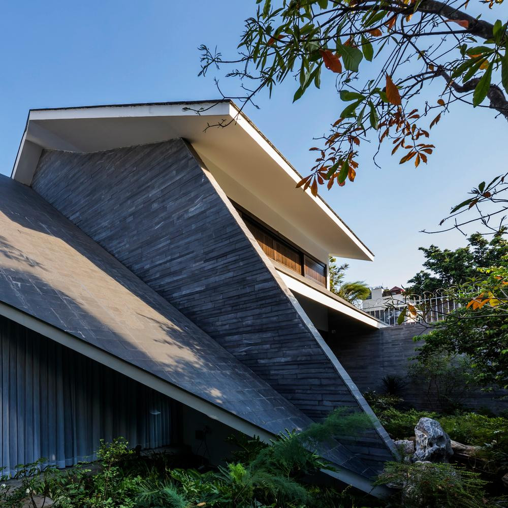 Mái hiên dài mang đến cho ngôi nhà một vùng không khí dễ chịu và gợi nhớ tới những căn nhà truyền thống. Điều này tạo được sự kết nối thế hệ, sự hoà nhập giữa sự đương đại của người trẻ và sự hoài niệm của người lớn tuổi.